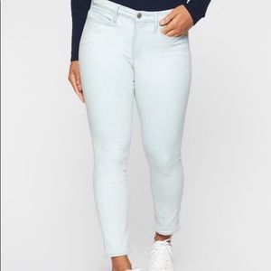 Athleta Sculptek Skinny Crop Jean Glacier Wash